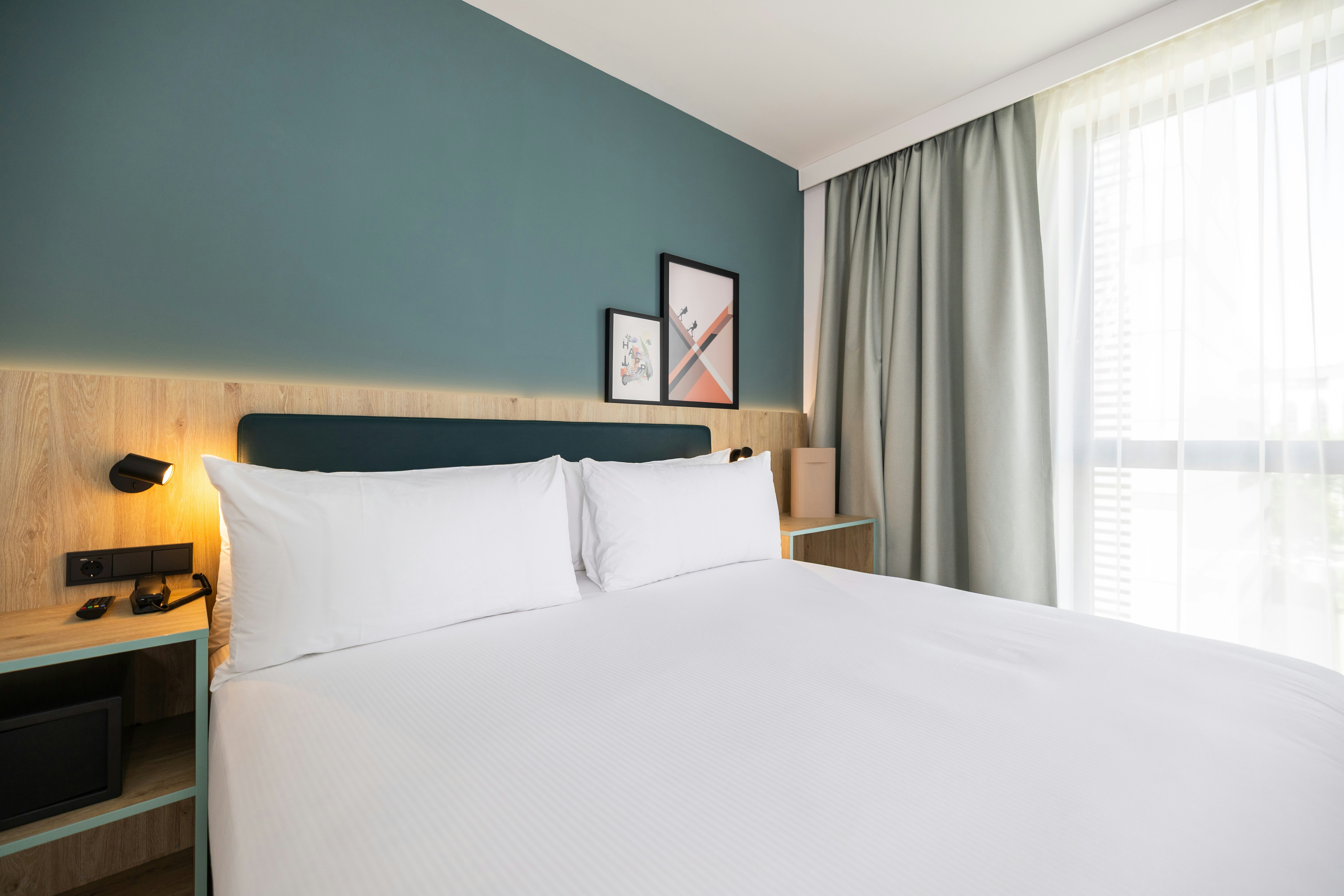 ROOM, KING BED, SOFA