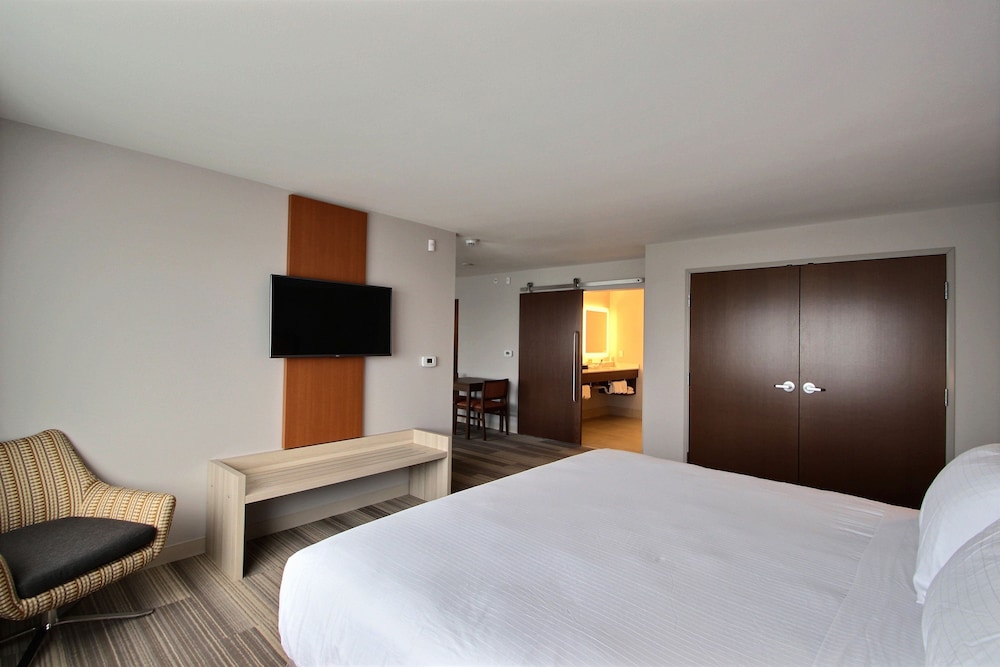 Suite, King Bed, Extra Floor Space