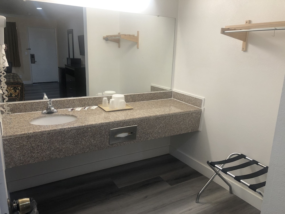 Economy Inn 14/25