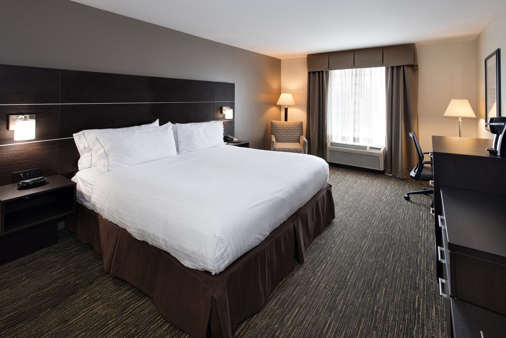 غرفة قياسية بسرير كينج لذوي الإعاقة، Holiday Inn Express And Suites East Wichita I 35 Andover 3/3