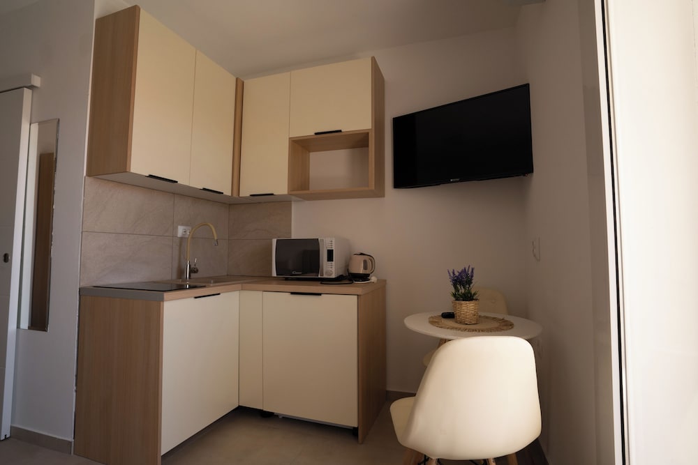 PETRA APARTMENTS 40/40