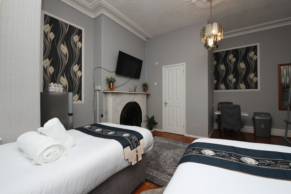 Woodville Lodge Leeds Free Parking Direct Bus to City Centre 14/45