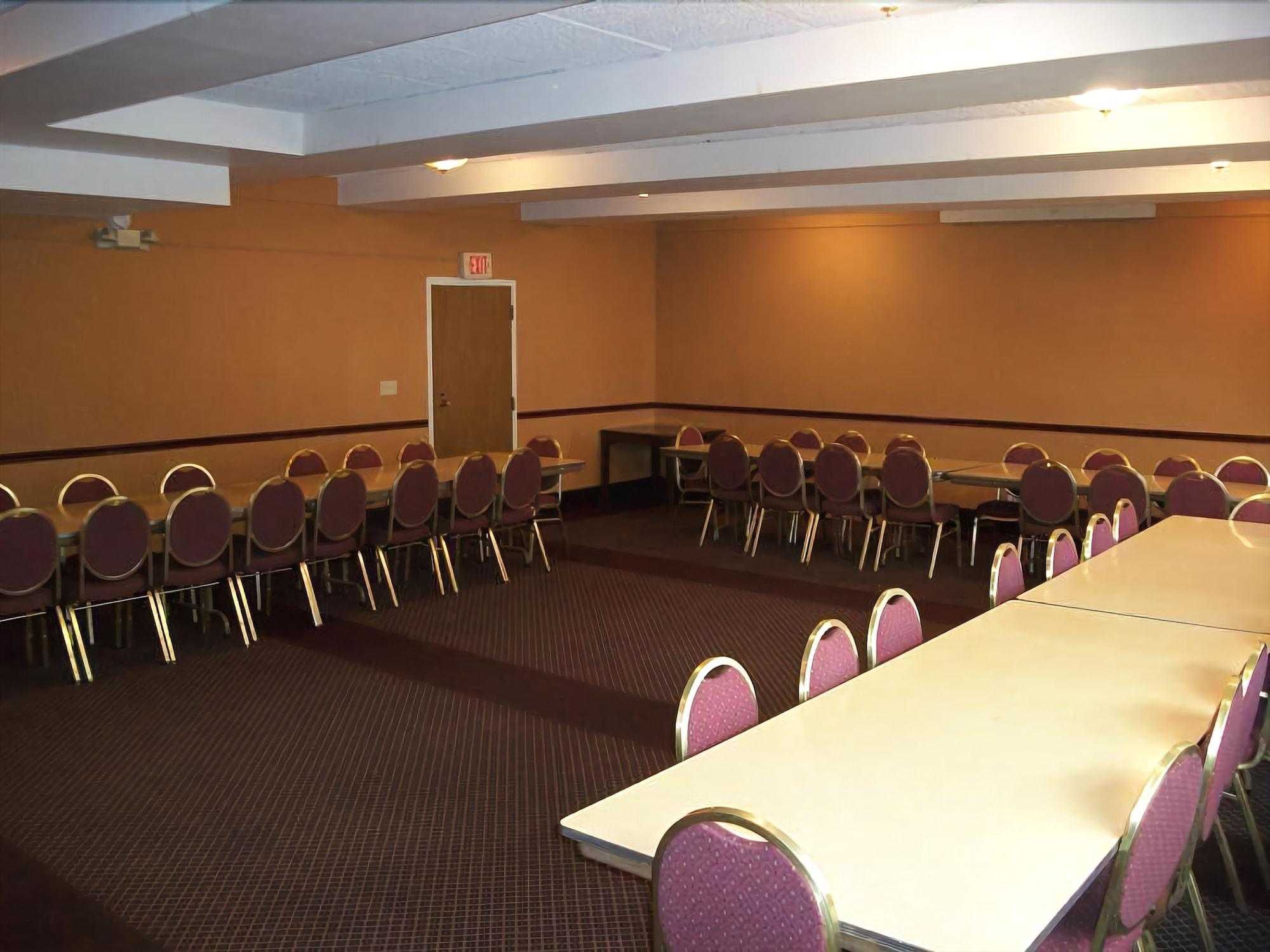 Lexington Inn And Suites-N.W. Chicago/Elgin 17/20