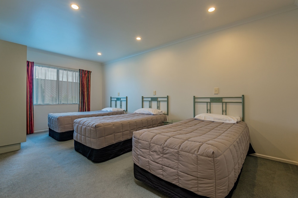 Camelot Motor Lodge 12/35
