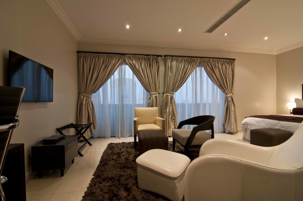 Leola Suites 14/37