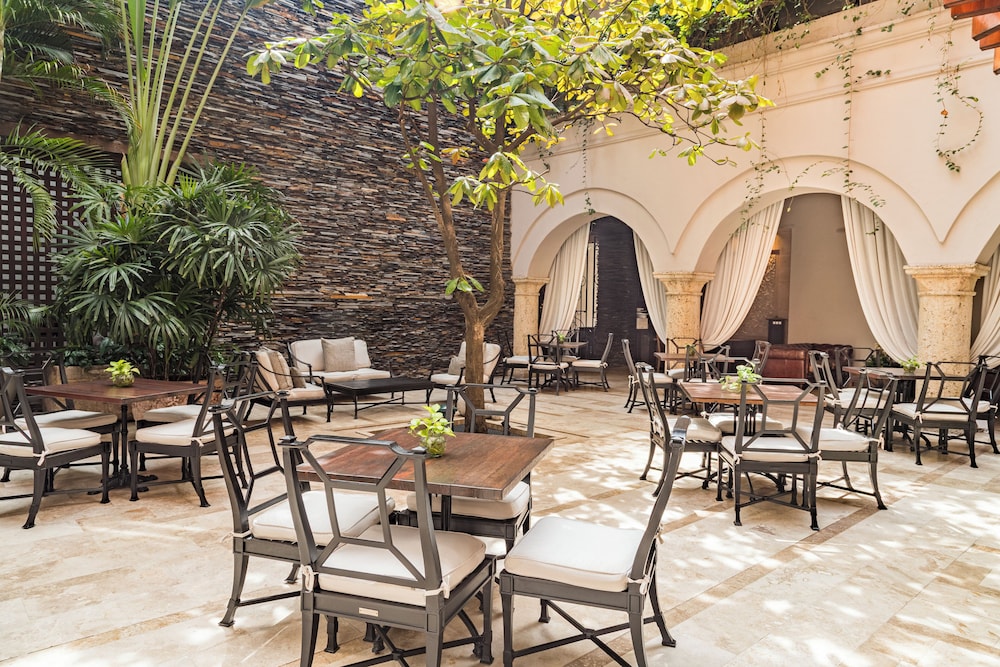 Bastion Luxury Hotel 61/75