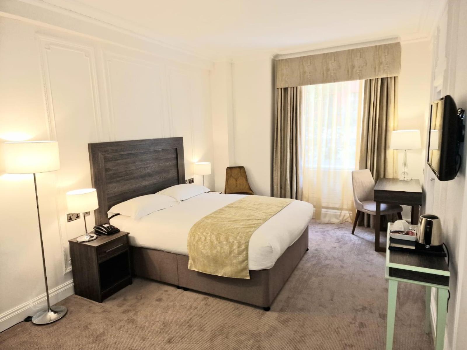 ROOM, DOUBLE BED