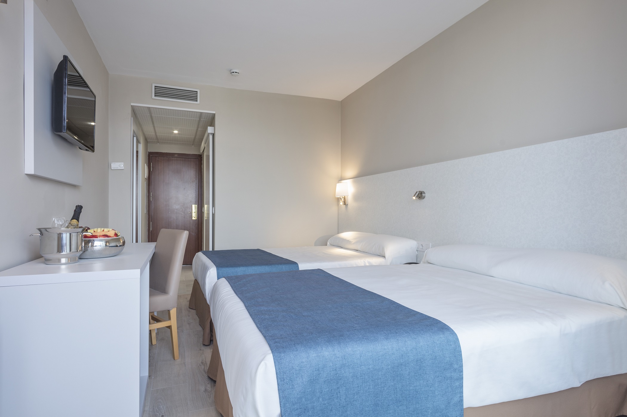 ROOM, SINGLE