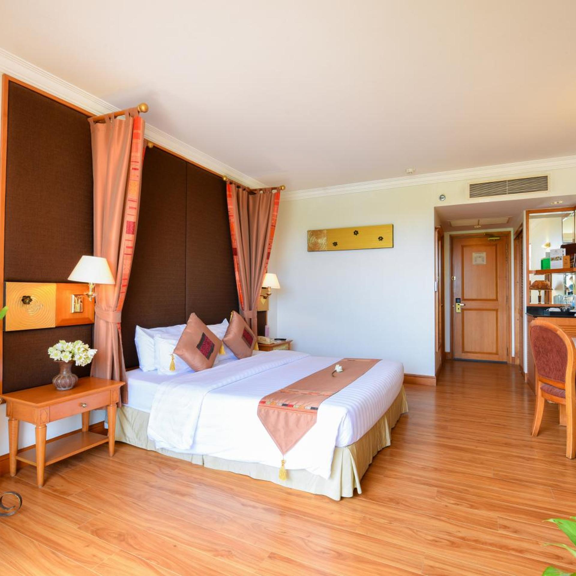 غرفة ديلوكس بسرير مزدوج بإطلالة على المسبح بشرفة، ANGKOR CENTURY RESORT AND SPA 4/10
