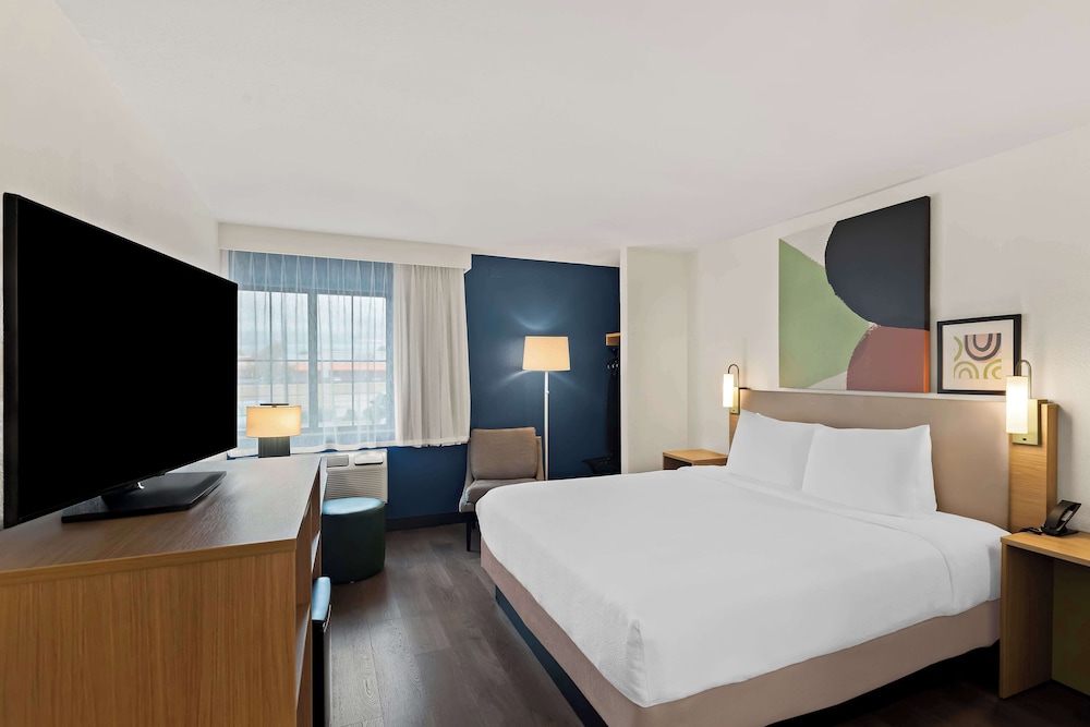 ROOM, KING BED