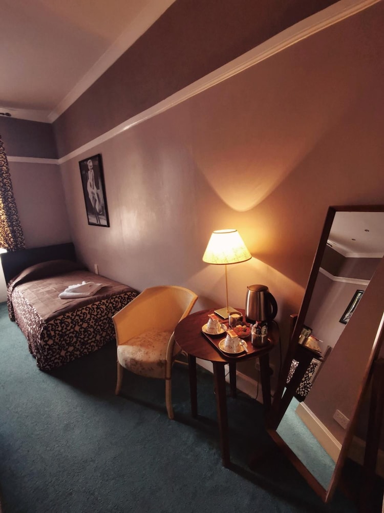 Victoria Hotel 25/47