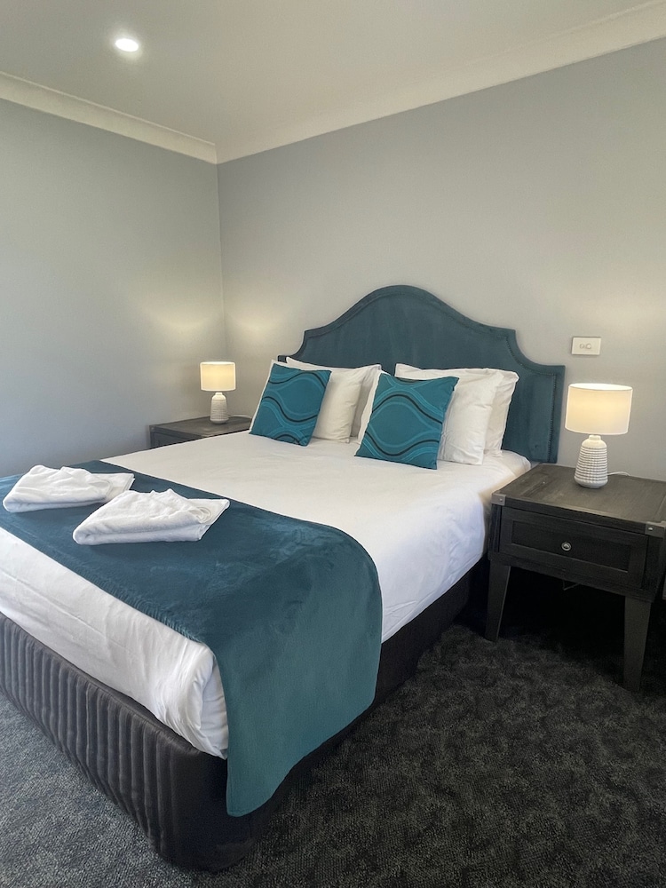 Town &amp; Country Motor Inn Forbes 6/30