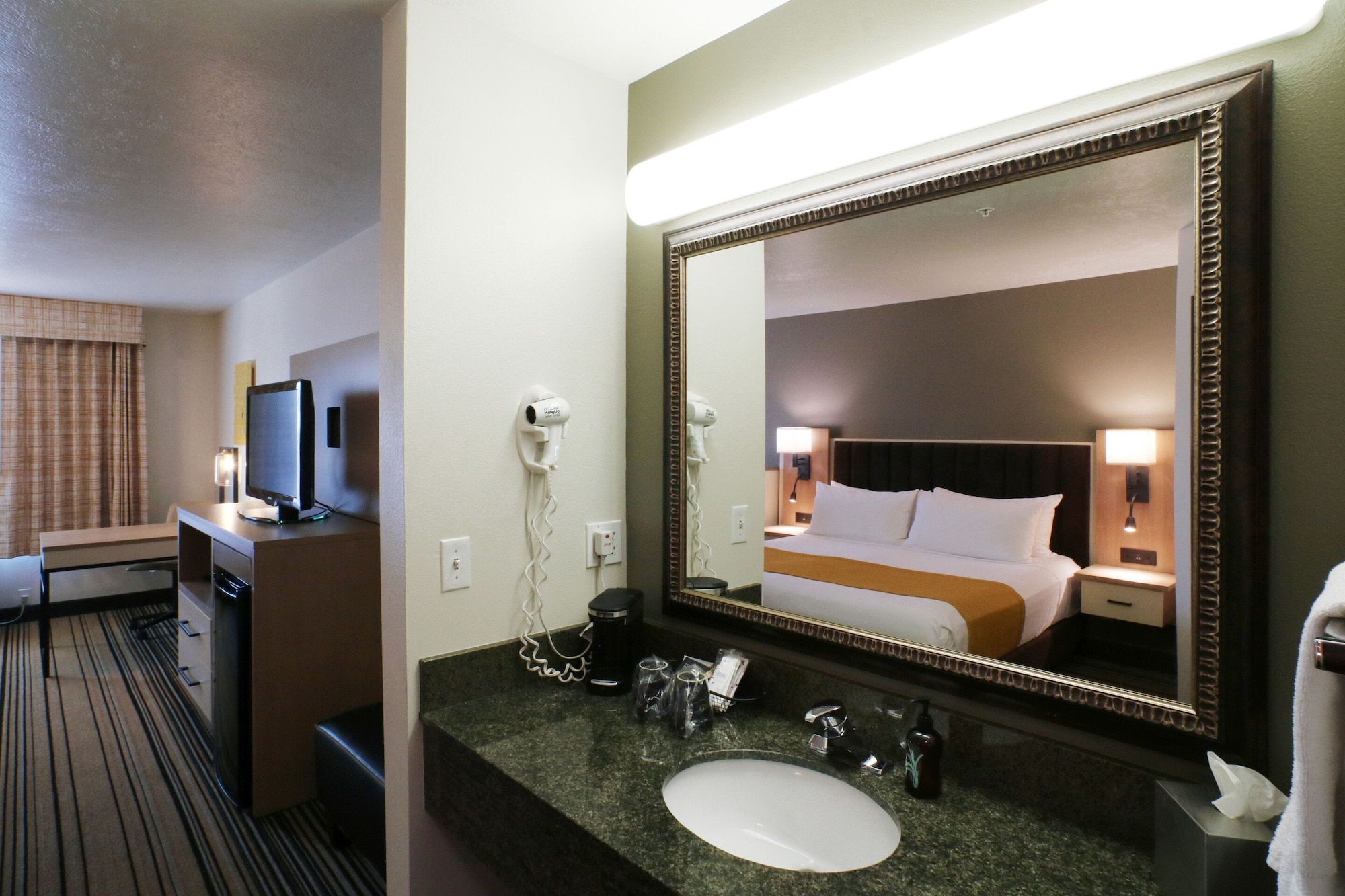 Suite, King Bed, Riverside, Sofa