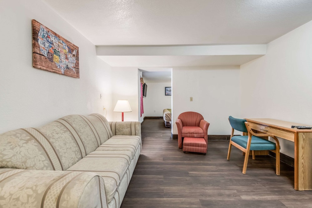 Econo Lodge Truman Inn 33/48