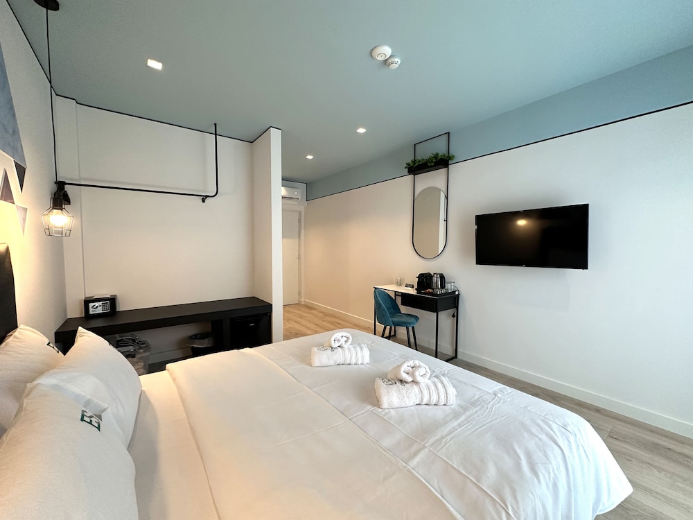 Urban Elephant Suites 13/24