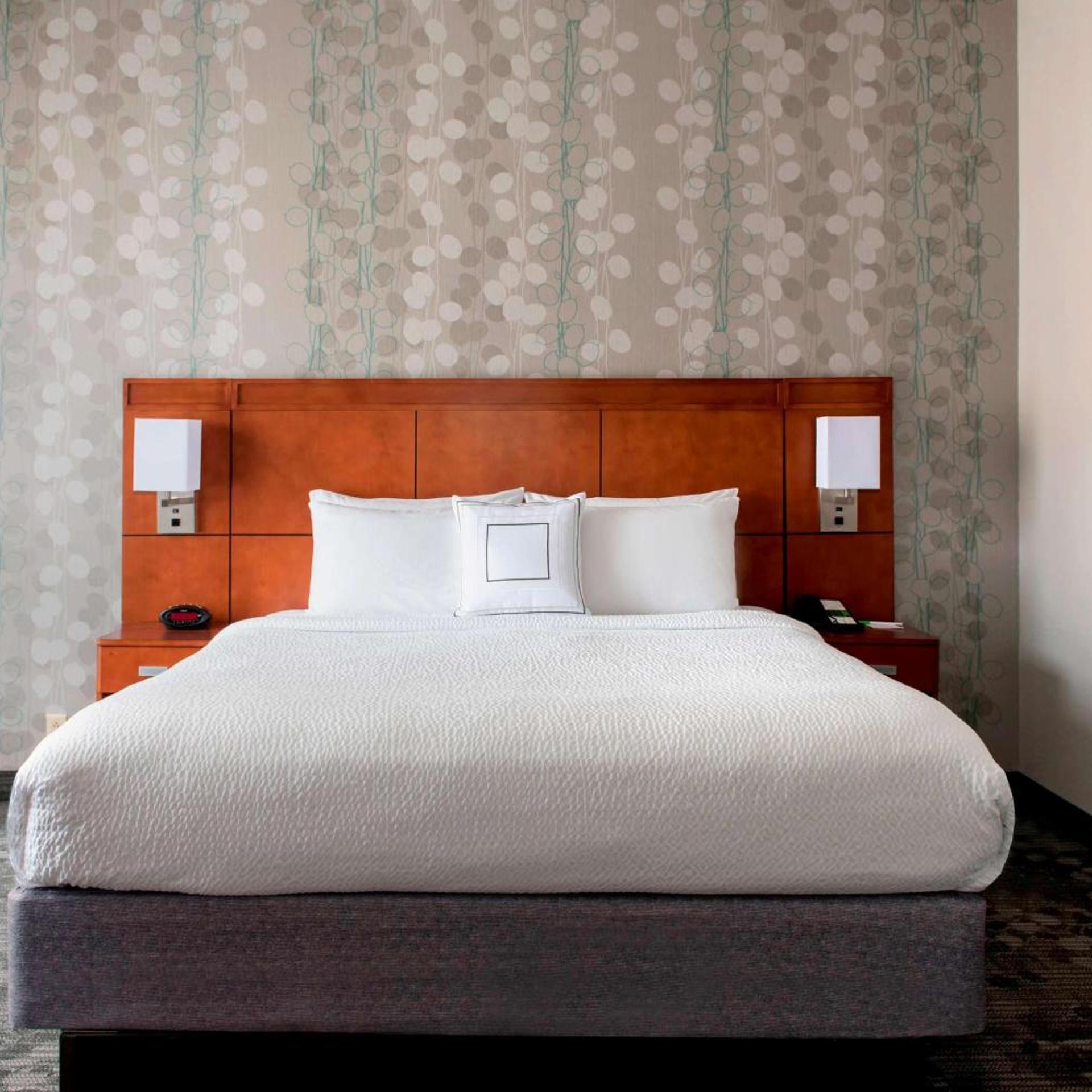 1 Bedroom, Courtyard, Suite, King Bed, Balcony