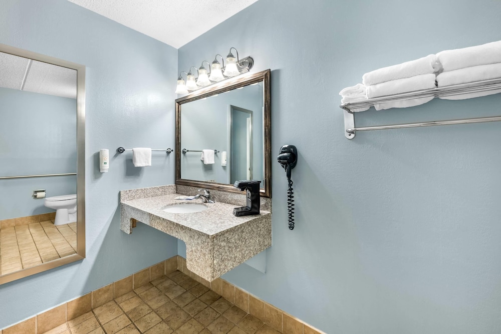 غرفة بسرير كينج لذوي الإعاقة، Quality Inn Barbourville, KY 6/6