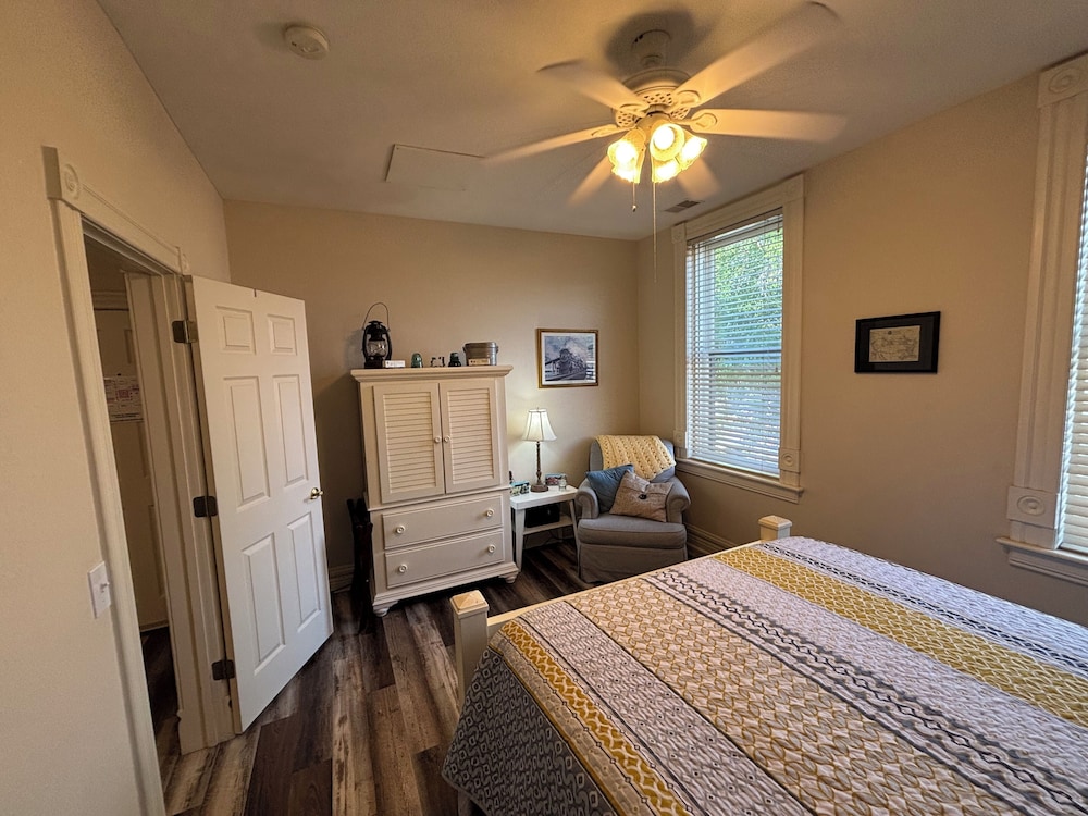 Rail, Suite, Queen Bed