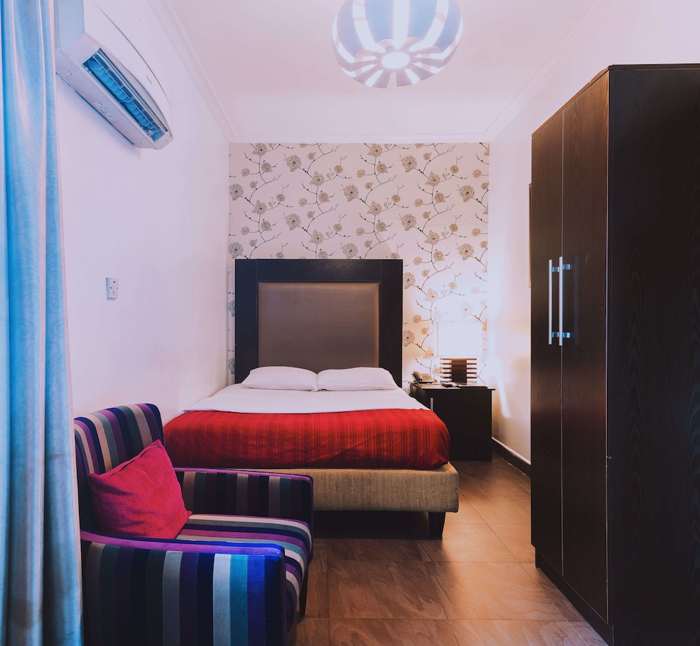 STANDARD, QUEEN BED