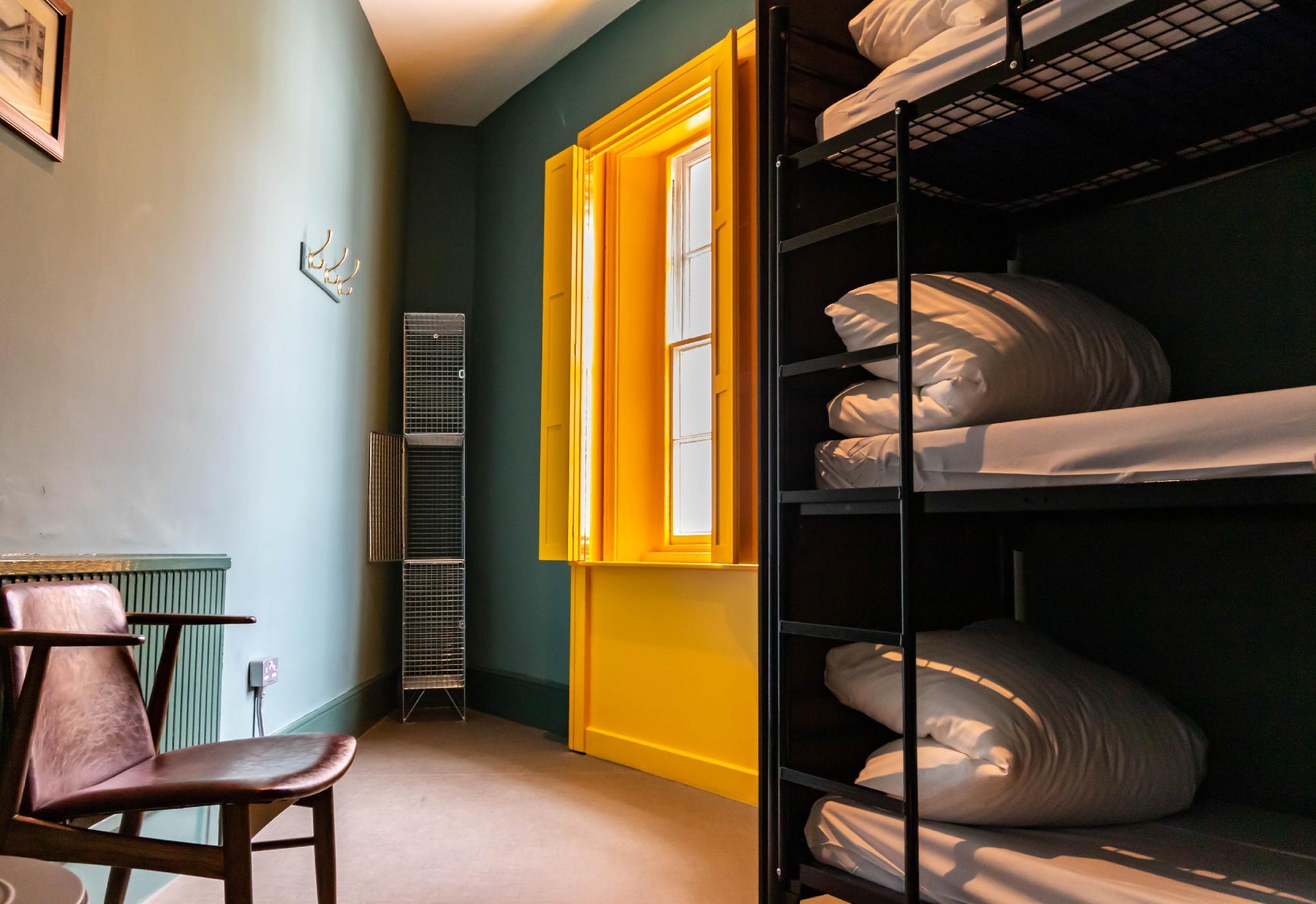 MIXED DORM, 3 BEDS, SHARED BATHROOM