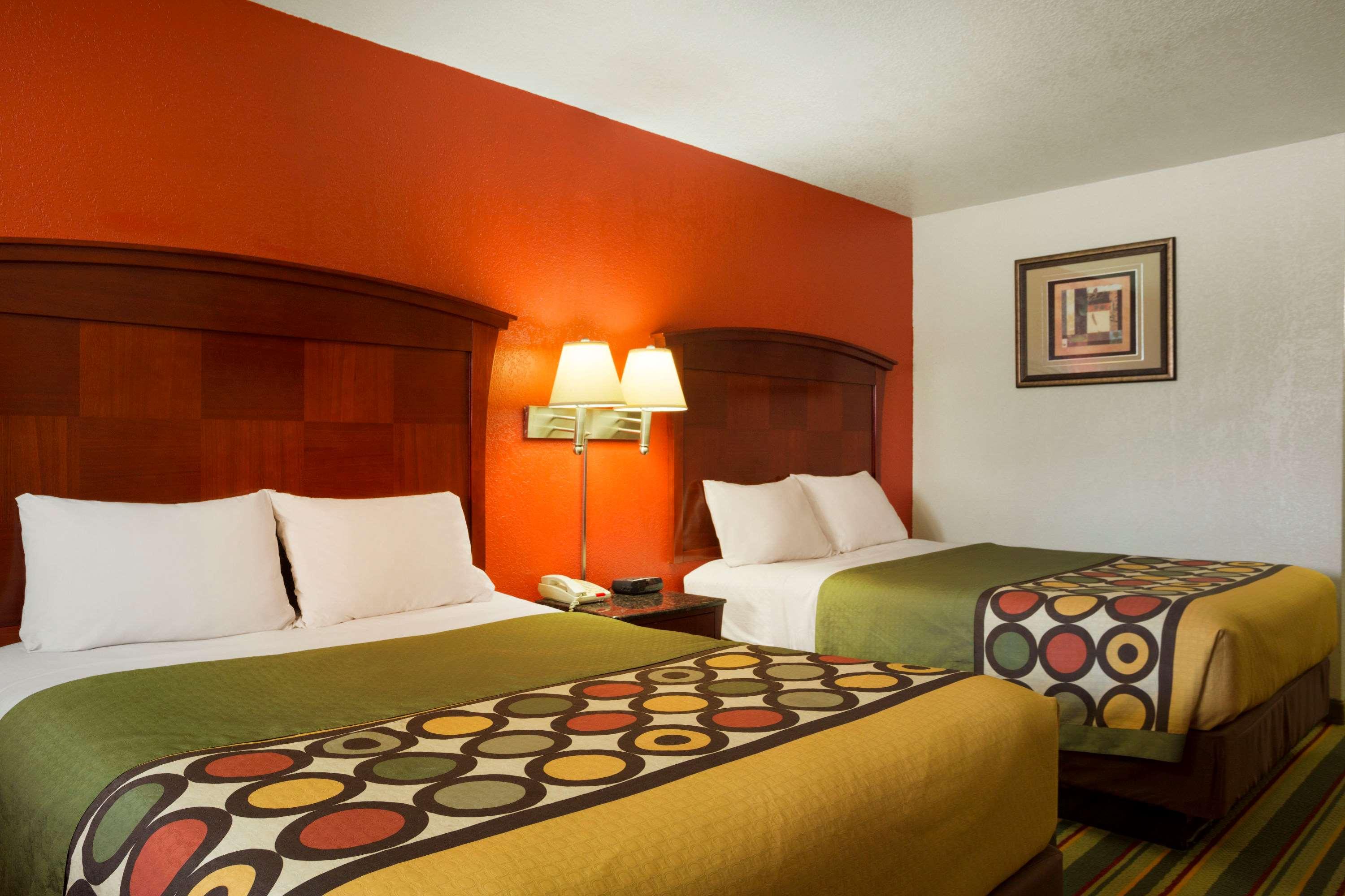 غرفة بسريرين كوين، Super 8 by Wyndham Pleasanton 2/2