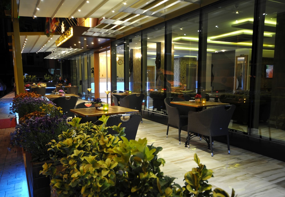 Golden Deluxe Hotel 37/39