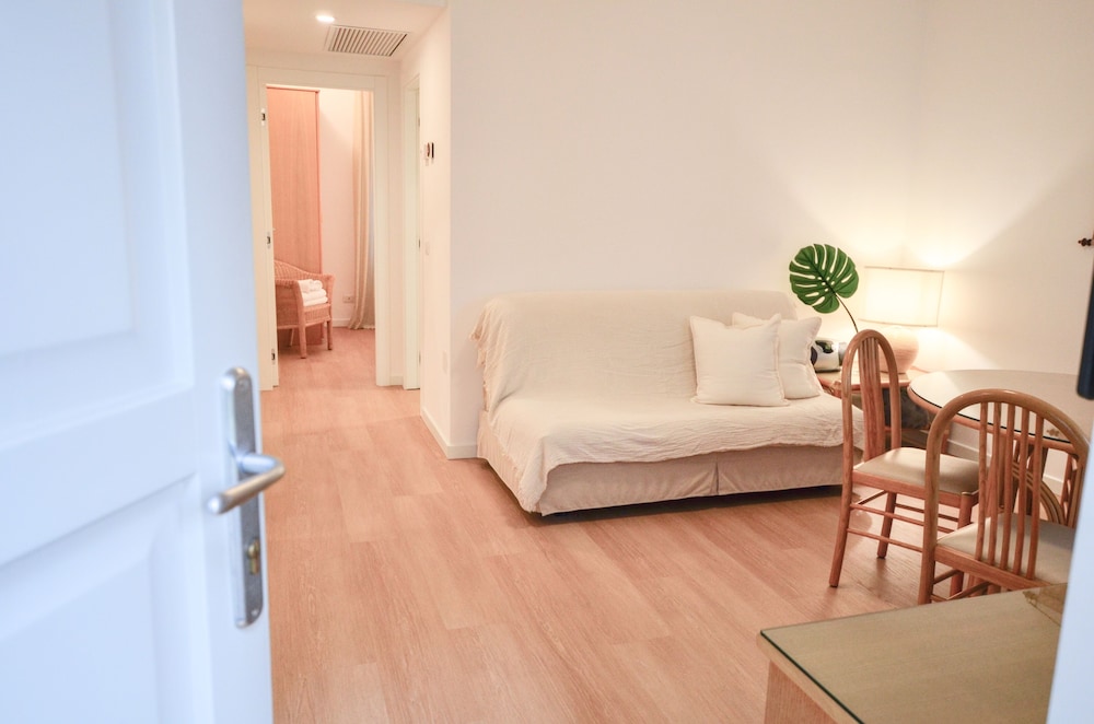 2 Bedrooms, Apartment, 4 Beds, Sofa, Garden Area