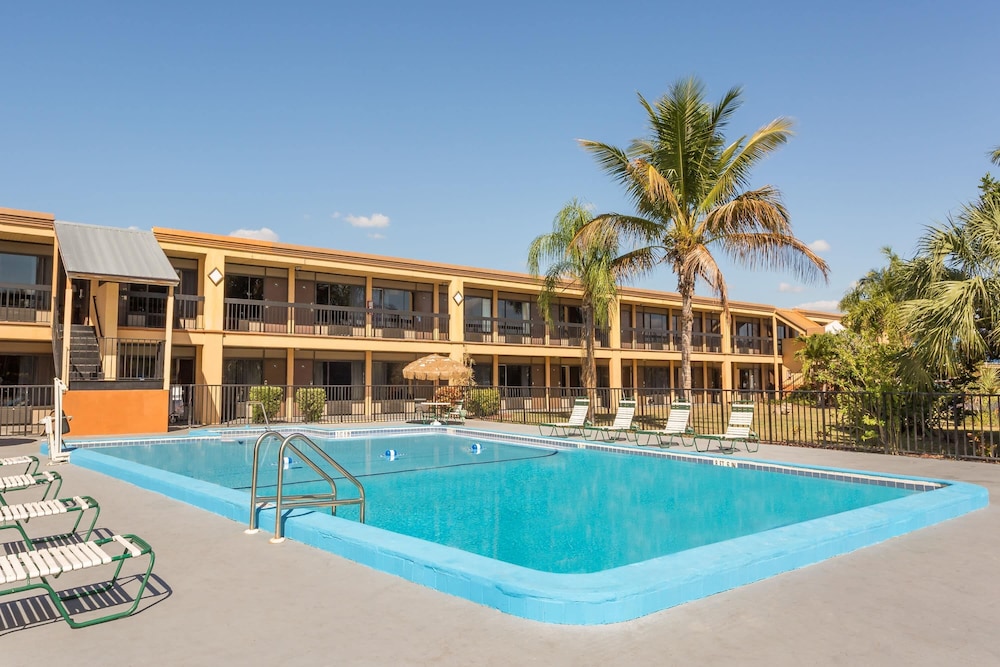 Travelodge by Wyndham Fort Myers North 4/36
