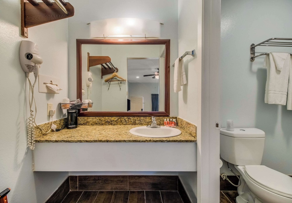 Econo Lodge Inn & Suites Fulton Rockport 37/41
