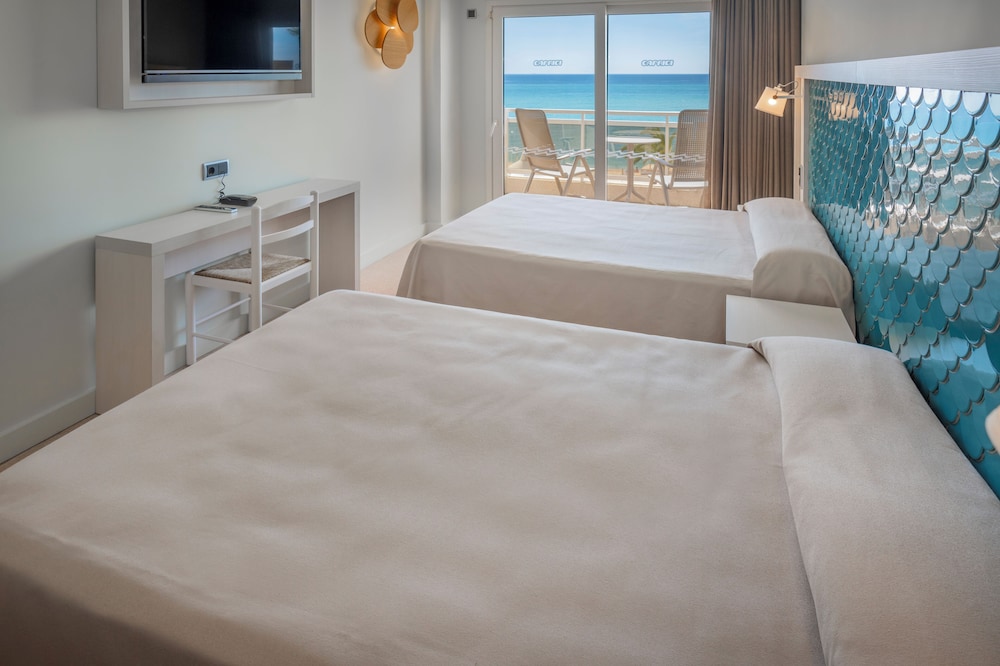 غرفة بريميوم بسريرين مزدوجين، Caprici Beach Hotel & Spa 2/3