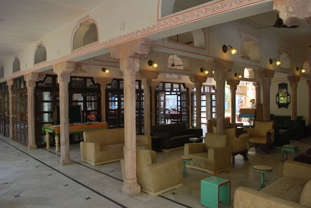 Hotel Diggi Palace 24/40