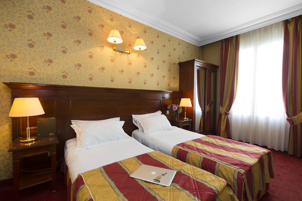 ROOM, TWIN BEDS