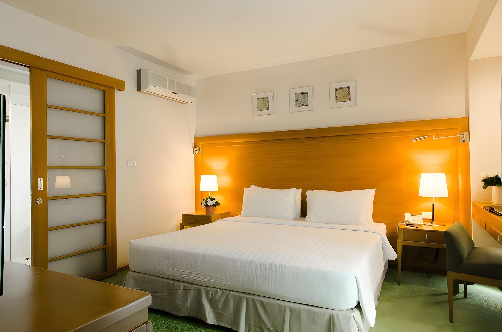 1 Bedroom, Suite, King and Twin Beds