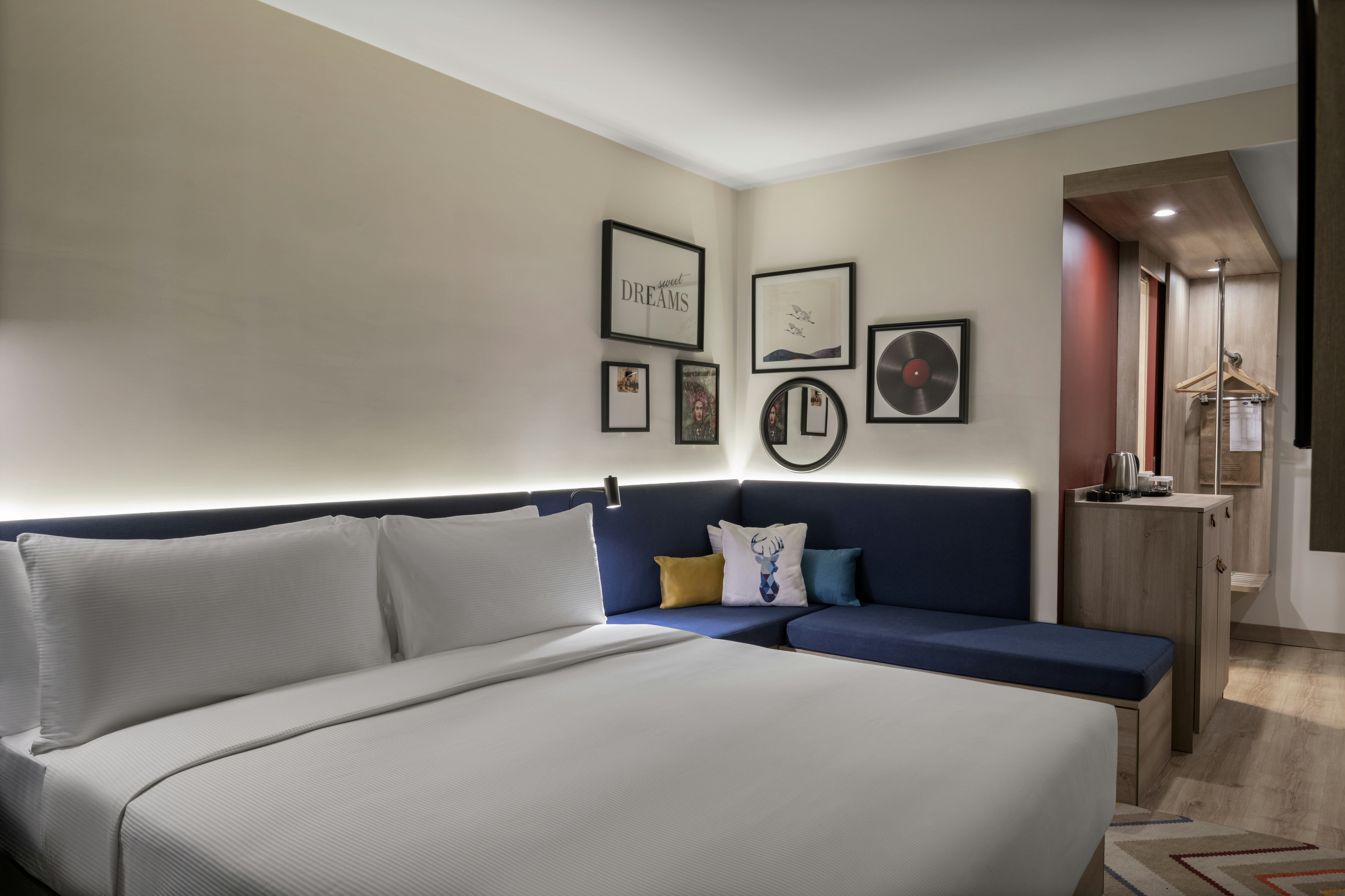 ROOM, KING BED, CORNER