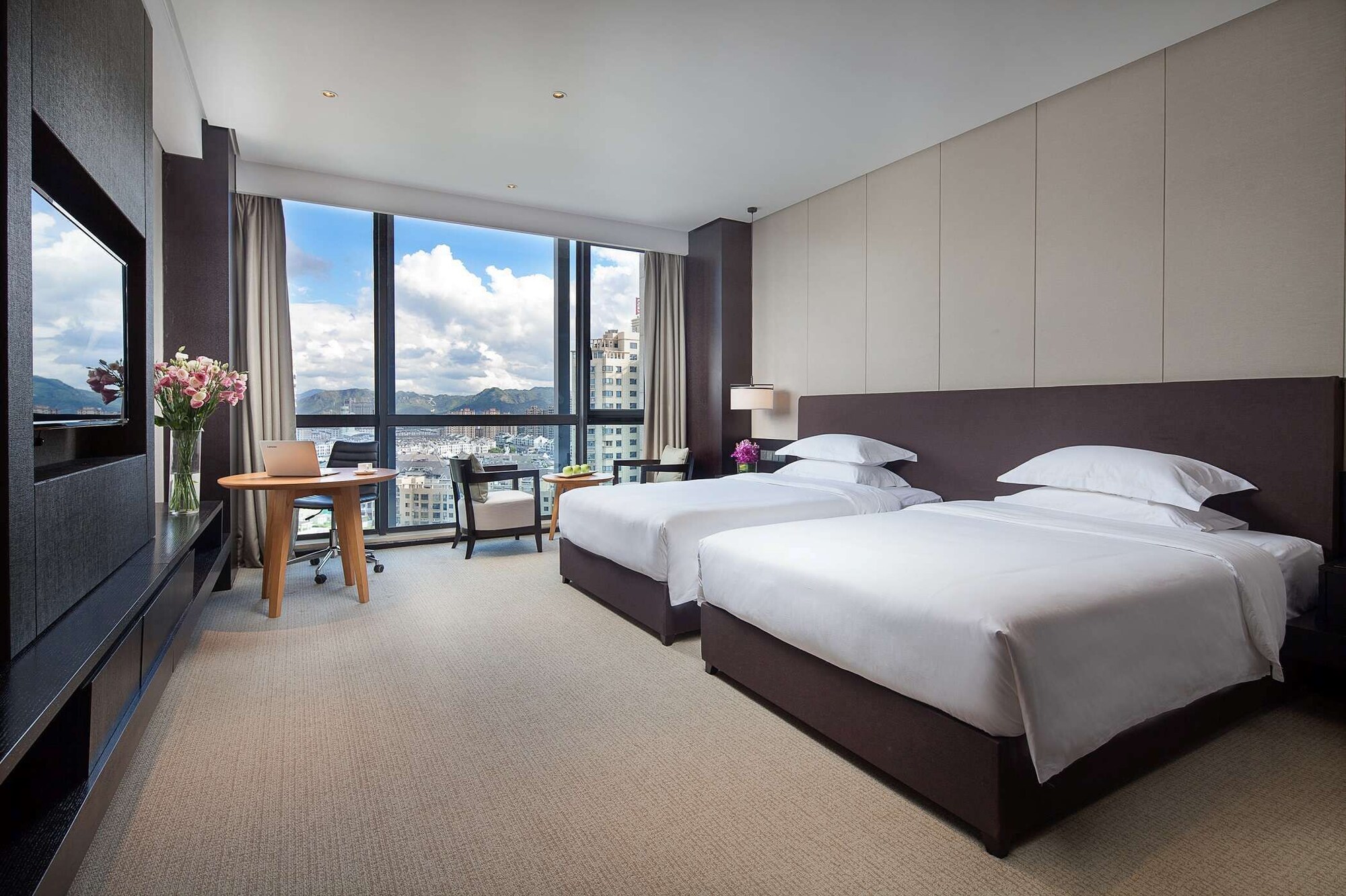 DELUXE, 2 DOUBLE BEDS