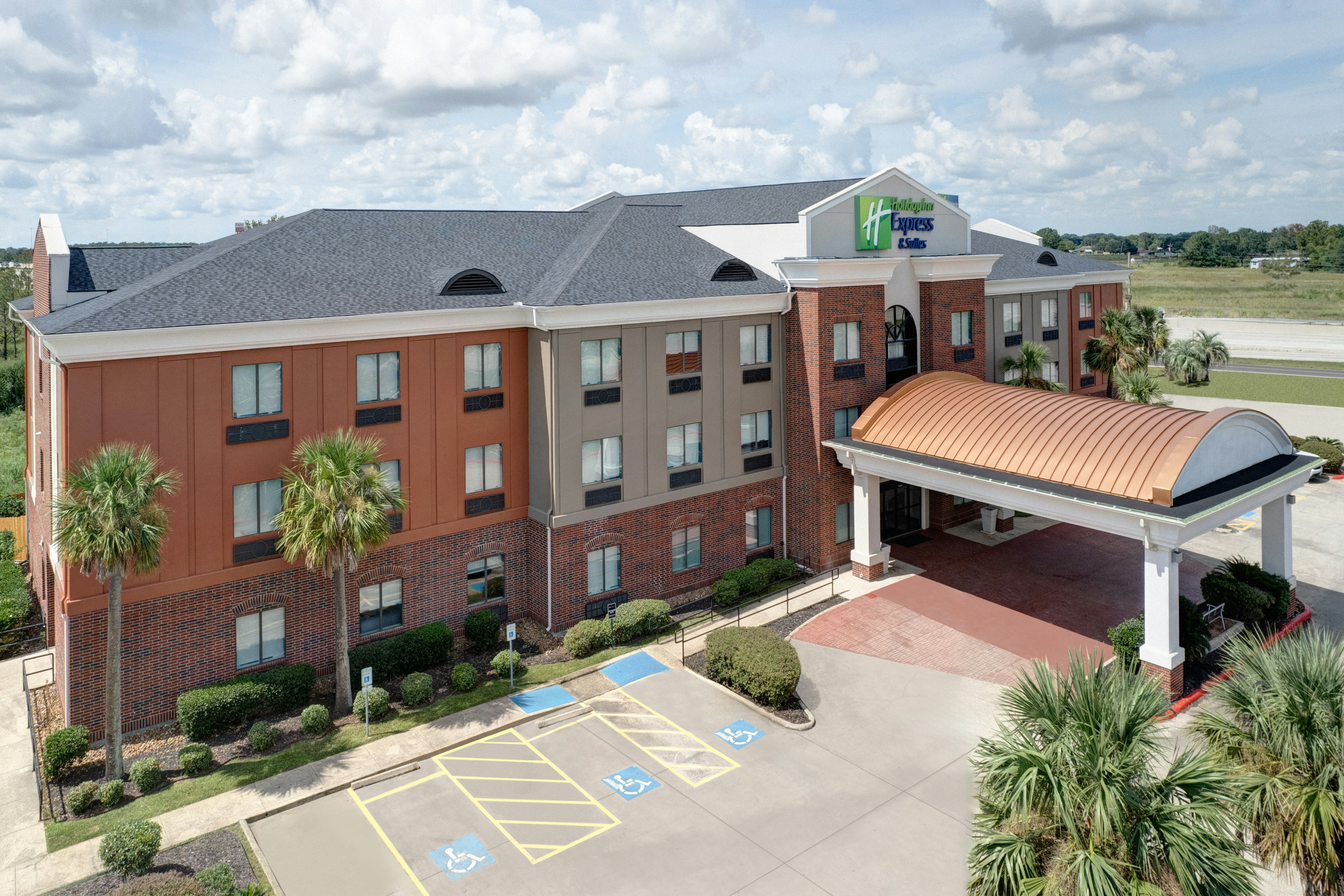 Holiday Inn Express Hotel & Suites Winnie 2/63