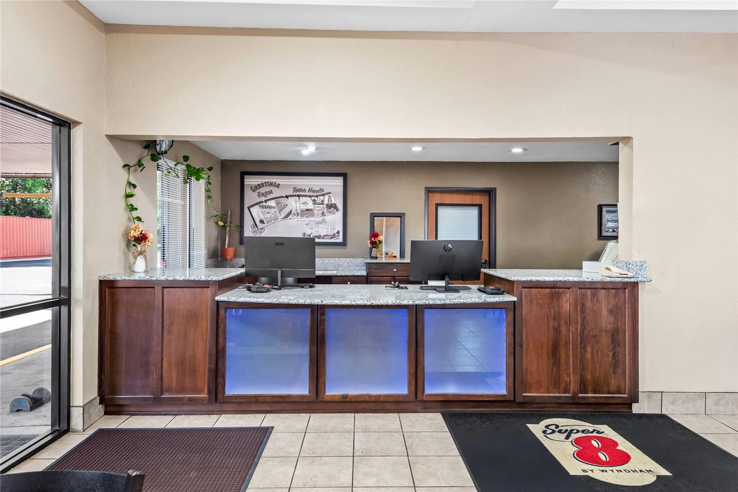 Super 8 By Wyndham Terre Haute 8/22