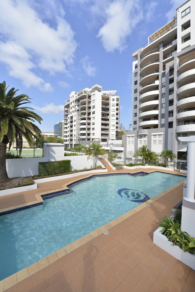 The Oasis Apartments 58/66