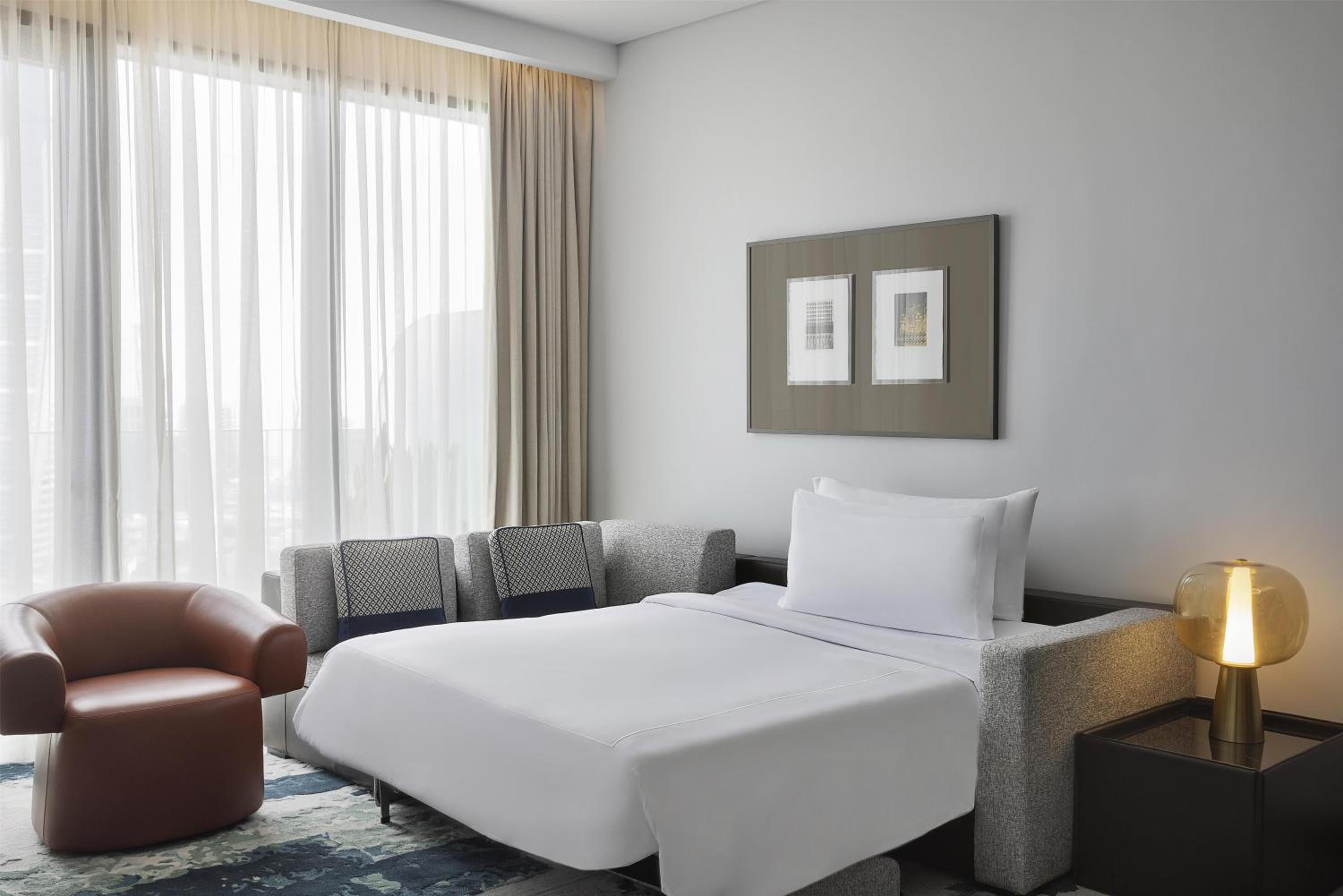 جناح ركني بسرير كينج بإطلالة على المدينة بغرفة نوم واحدة مع أريكة