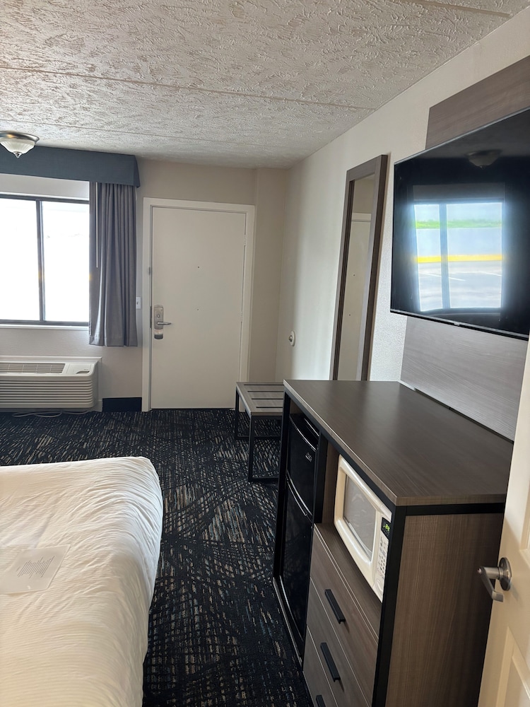 Room, Queen Bed, Building 2, Accessible، Baymont by Wyndham Petoskey 3/6