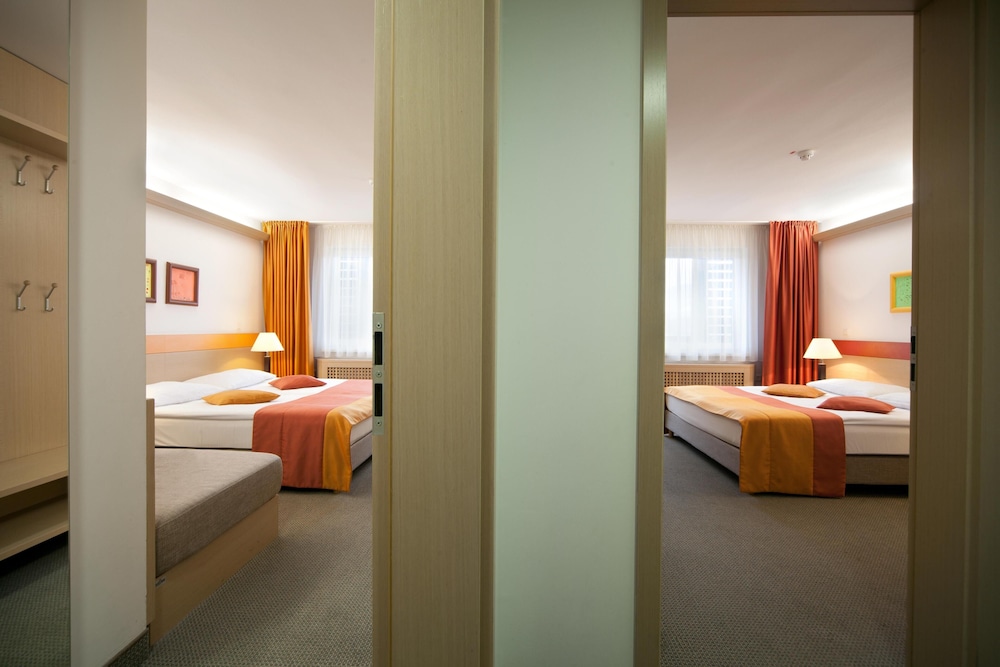غرفة عائلية بسريرين كينج بإطلالة على المتنزه بشرفة، Hotel Savica 3/5