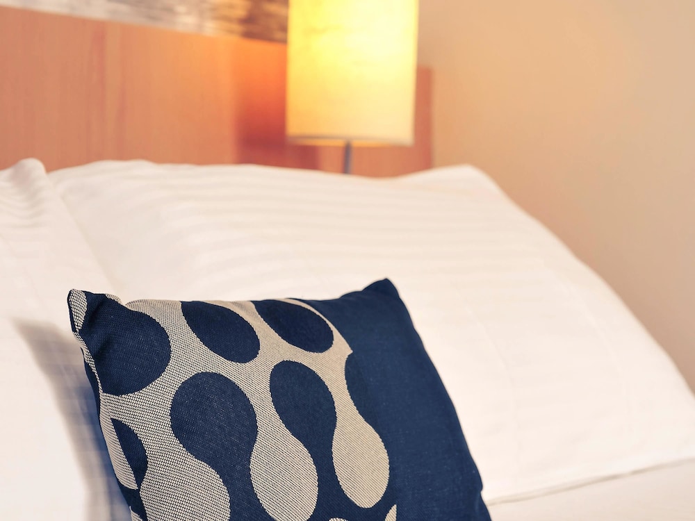 Mercure North Melbourne 12/63