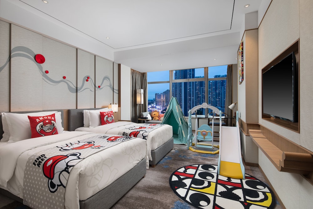 Theme, Twin Beds