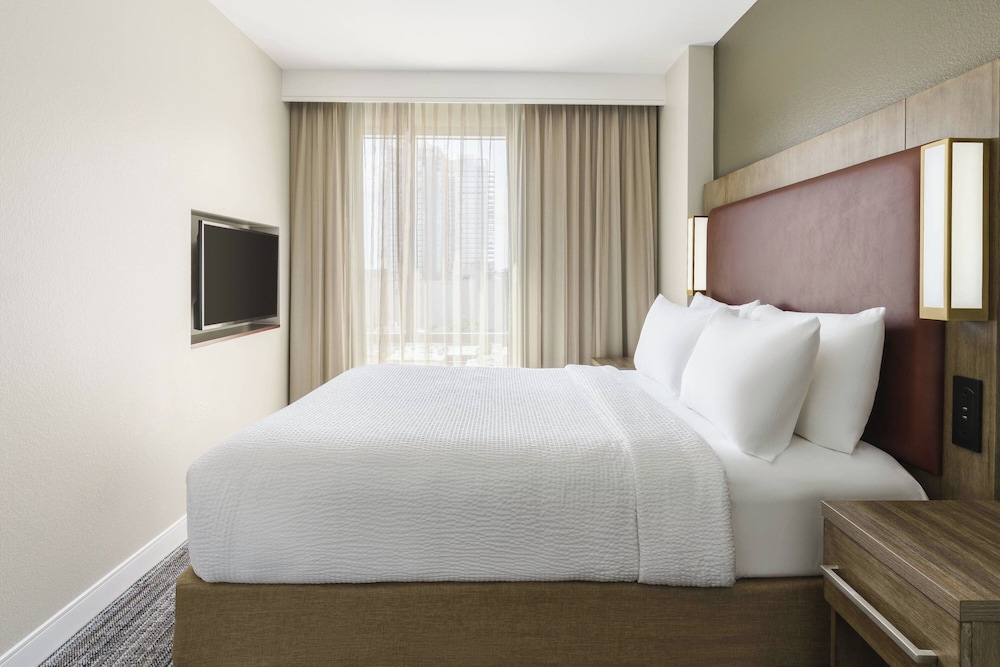 STUDIO, QUEEN BED, SOFA, ACCESSIBLE