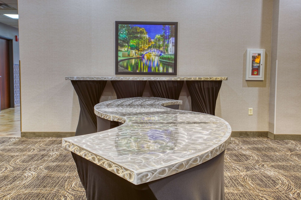 Drury Inn & Suites Near La Cantera Parkway 42/50