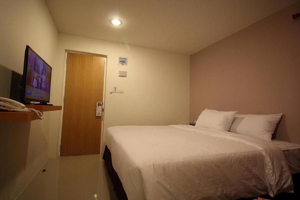 Compact, Queen Bed