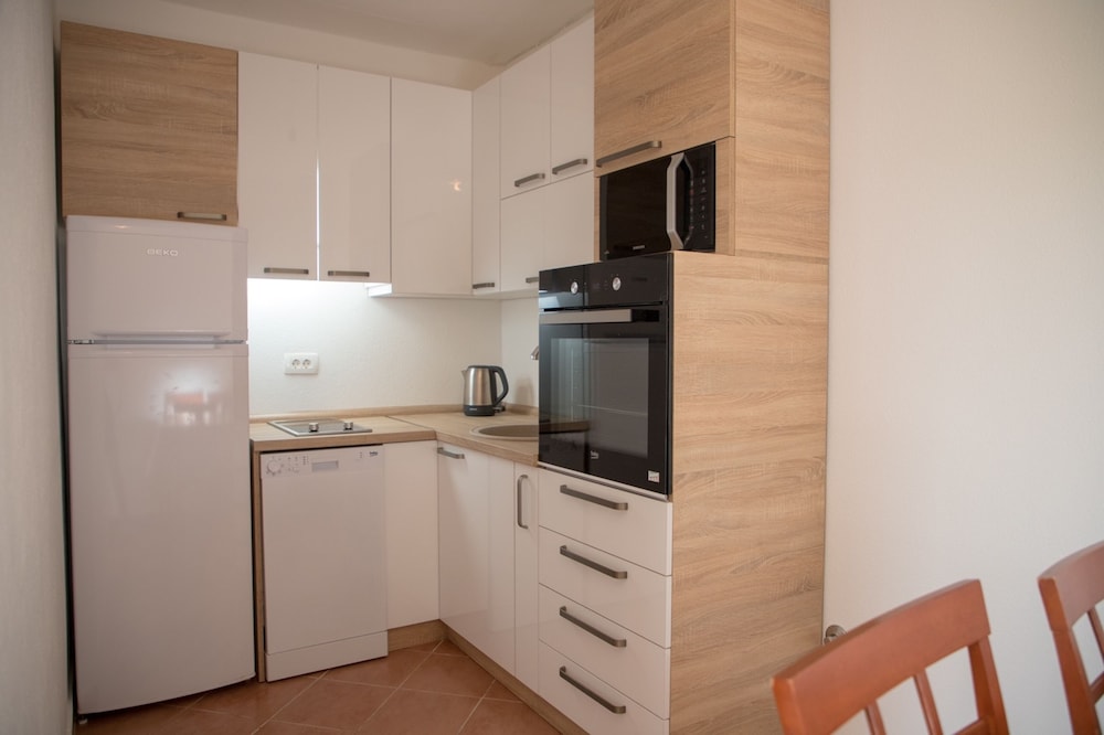 Maki Apartments 9/48