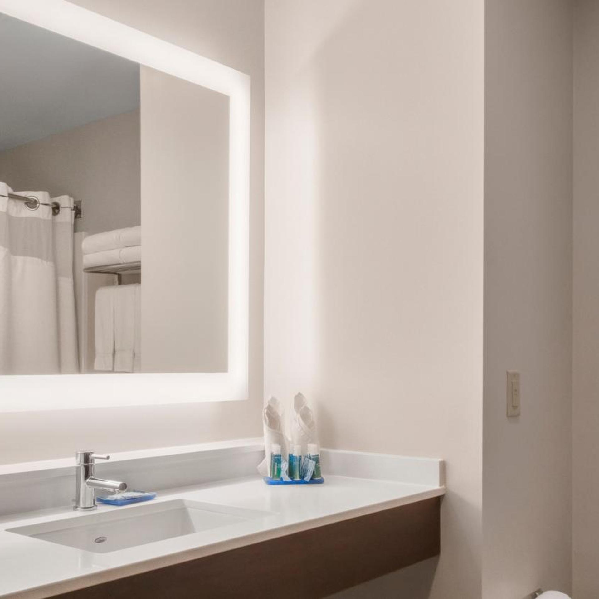 جناح بسرير كينج مع أريكة، Holiday Inn Express Hotel & Suites Newton Sparta 9/10