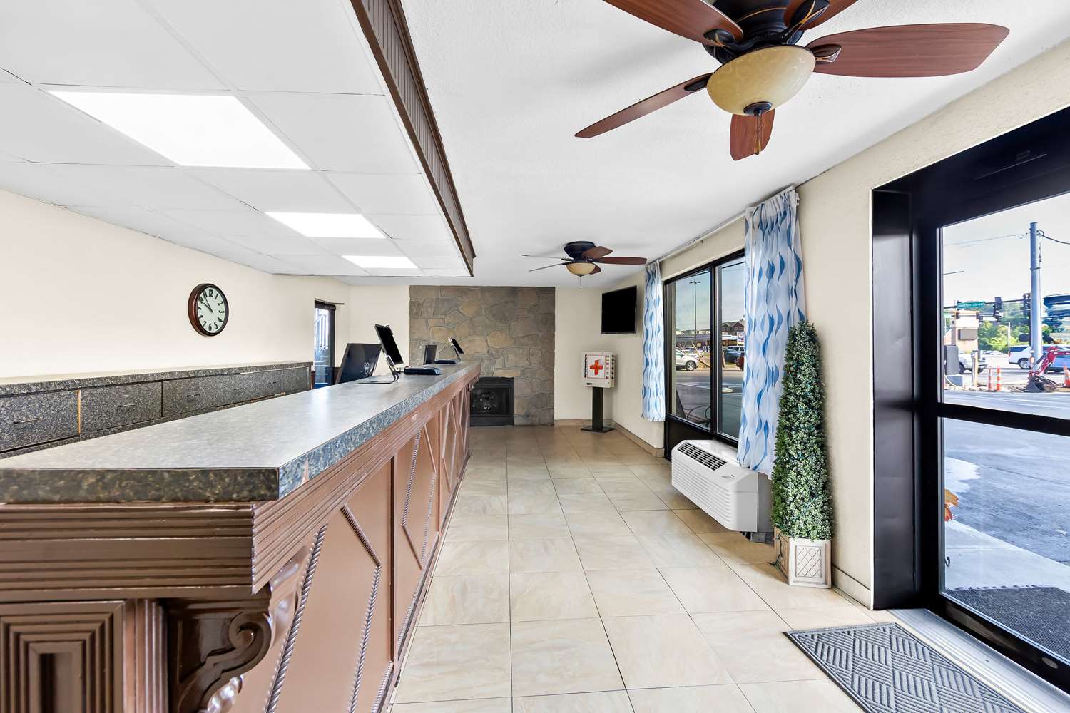 Clarion Inn & Suites near the Leconte Center Pigeon Forge 6/15