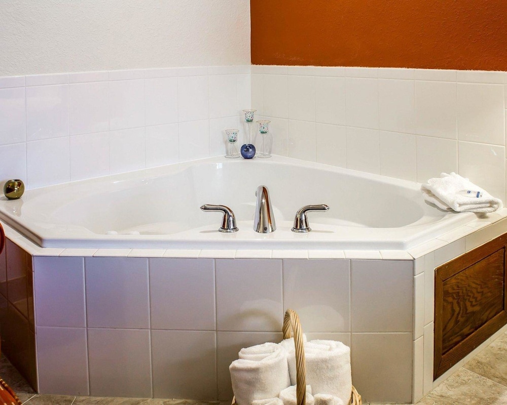 Rodeway Inn & Suites near Okoboji Lake 9/35
